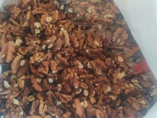 Nueces con cáscara y nuez.