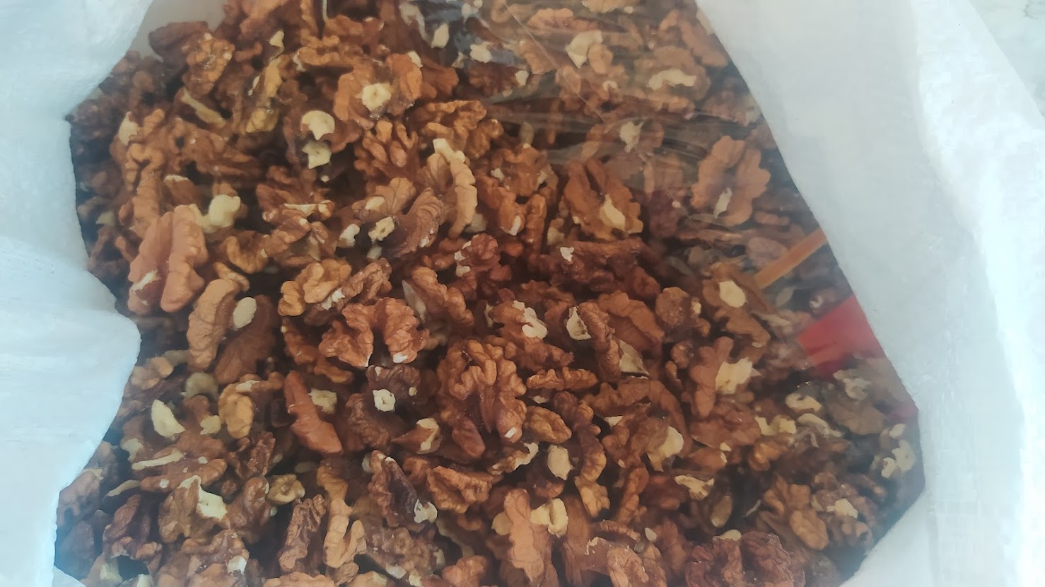 Nueces con cáscara y nuez