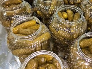 Vendo pepinos encurtidos en salmuera, enteros o en rodajas,