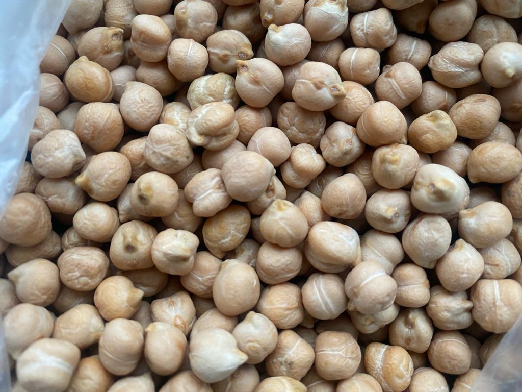 Estimados Clientes, Les presentamos nuestra oferta de garbanzos secos de calibre 7,5-8 mm, limpios al 99%, que enriquecerán el sabor de sus platos