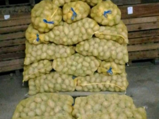 Ofrezco papas variedad valdivia (cerosa) y variedad chiara (predominantemente