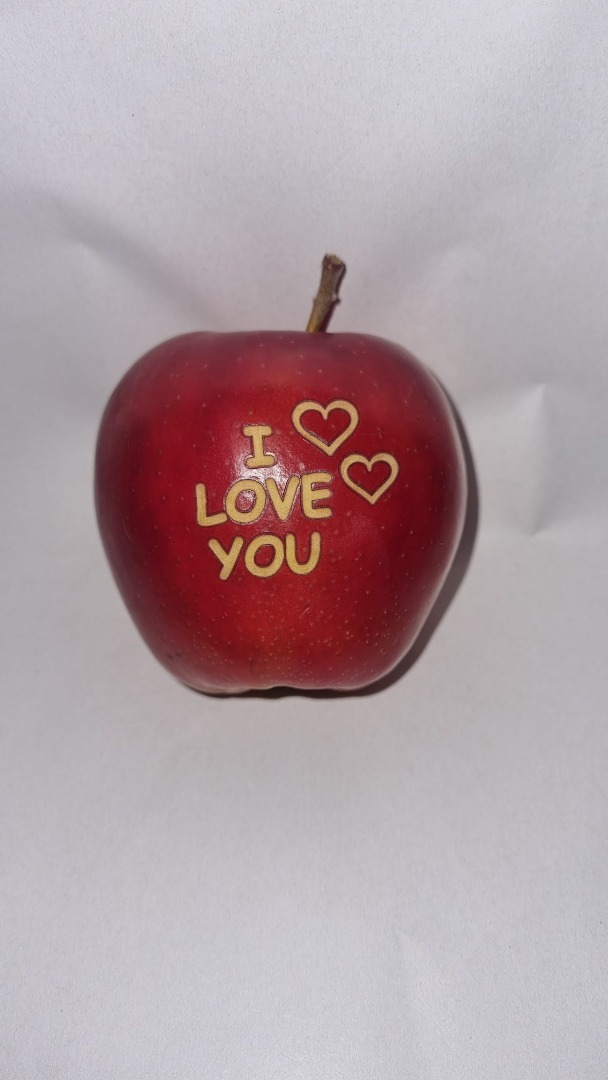 ¡Manzanas de San Valentín! ¡Manzanas para San Valentín! Venderé manzanas para ocasiones especiales, grabadas con láser con un motivo del Día de San Valentín