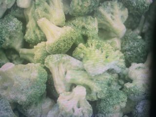 120 contenedores de 350 kg netos de brócoli congelado.