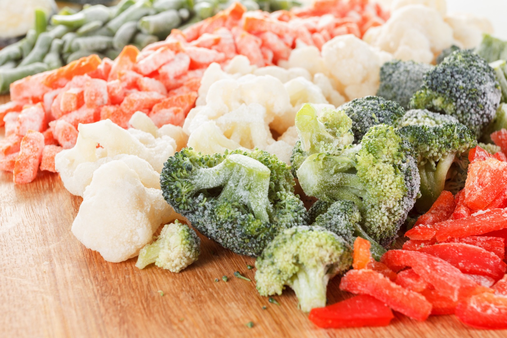 Una selección de las mejores frutas congeladas (fresas, arándanos, cerezas, guindas, higos, naranjas, albaricoques, limones) y verduras (brócoli, guisantes