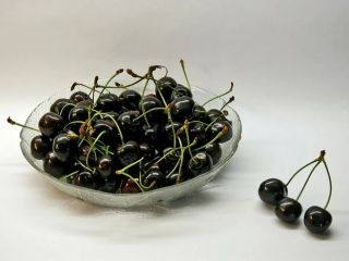 Cerezas negras amargas. Cantidad disponible aproximadamente 500 kilogramos.
