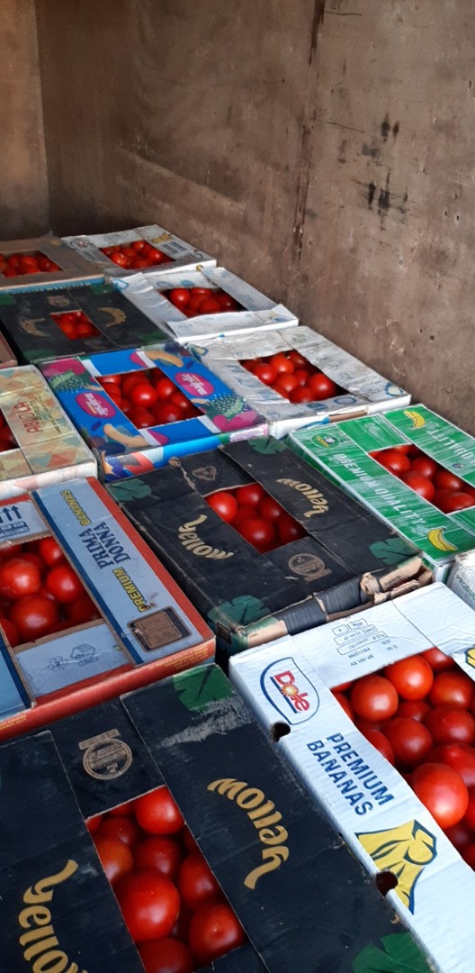 Estimados clientes: Nos gustaría anunciarles que vendemos pepinos, tomates y otras verduras frescas en cantidades industriales
