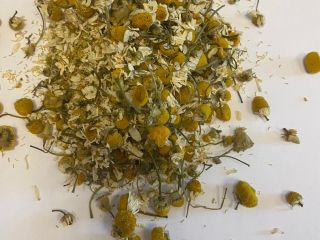 Ofrecemos a la venta una canasta de manzanilla seca.