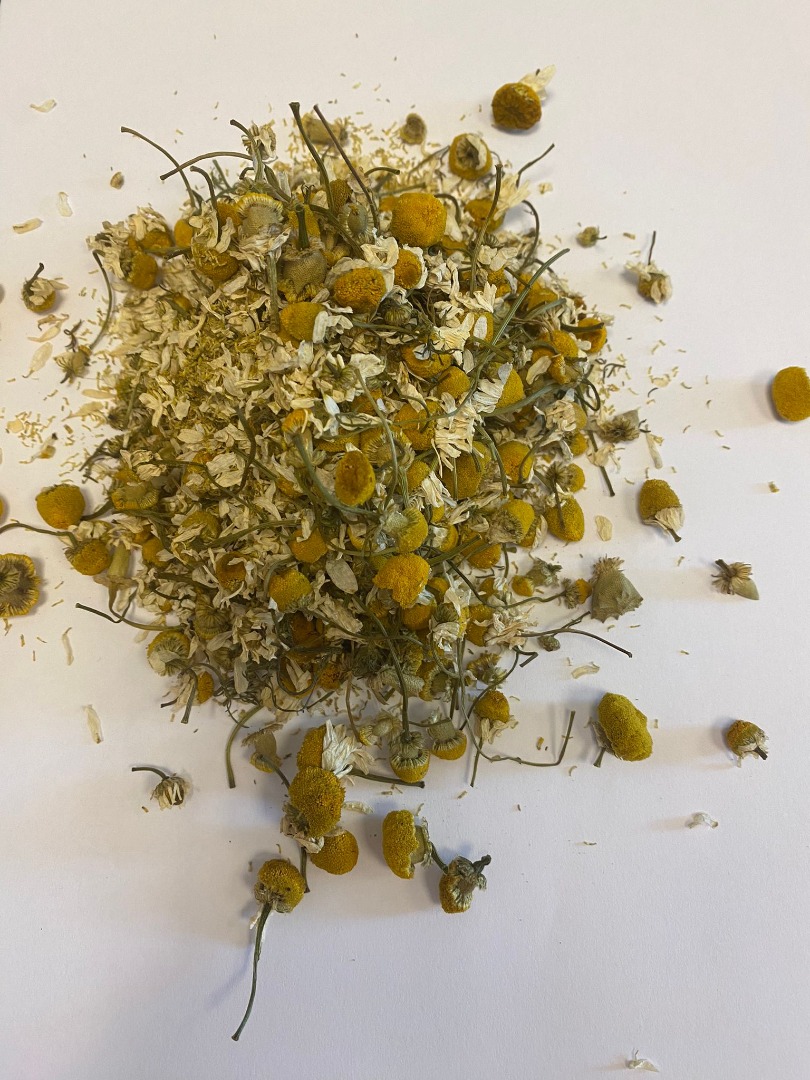 Ofrecemos a la venta una canasta de manzanilla seca