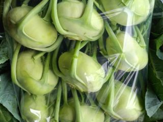 Colirrábano para mercado fresco con una hoja bonita