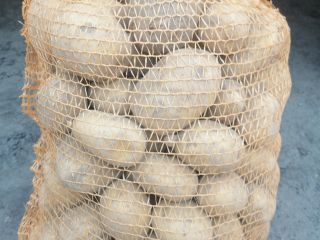 Hola, vendo patatas comestibles de las siguientes variedades: denar,