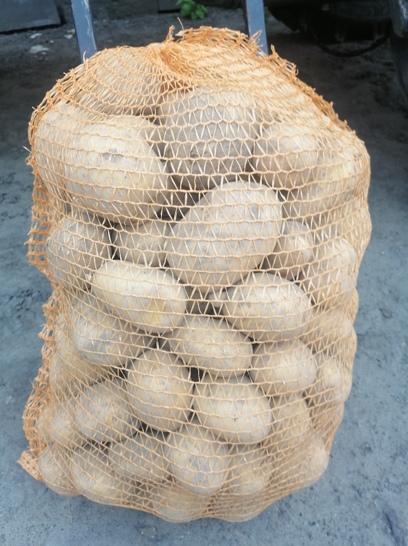 Hola, vendo patatas comestibles de las siguientes variedades: denar, anuschka, red sonia, typfun, constans, soraya, gala y bellarosa
