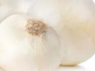 Compro cebollas blancas y rojas, peladas, en los supermercados.