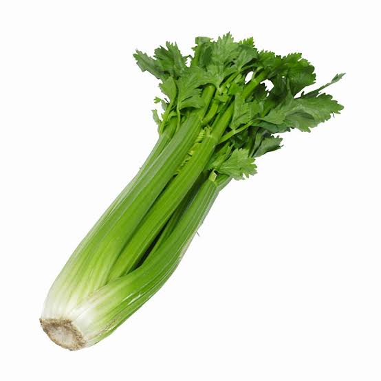 Ofrezco apio fresco (Apium graveolens), un vegetal crujiente y nutritivo, ideal para ensaladas, guisos y como snack saludable