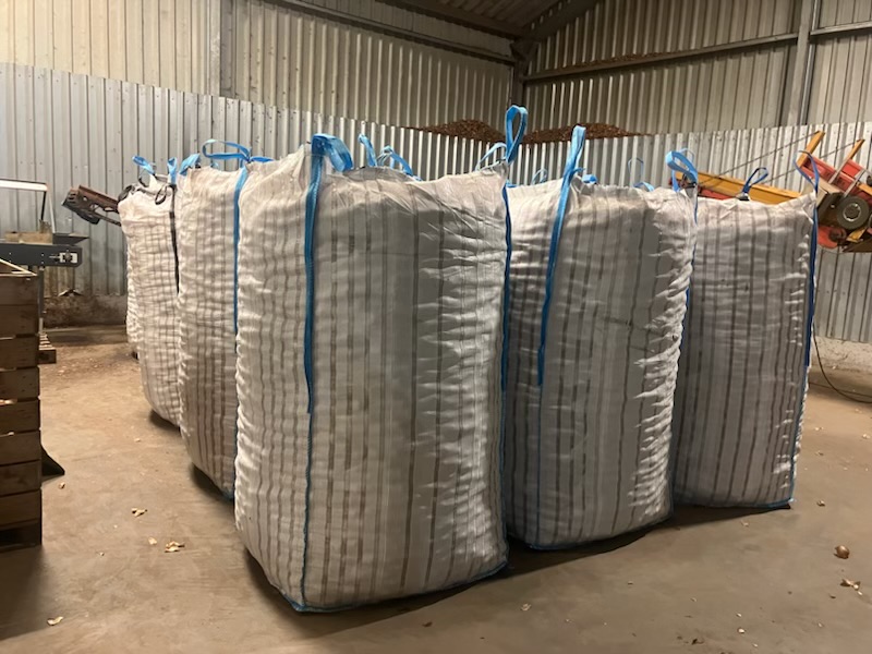 Ofrecemos a la venta patatas polacas en volúmenes de carga, calibre 45+, empaquetadas en bolsas grandes, recogidas en Polonia