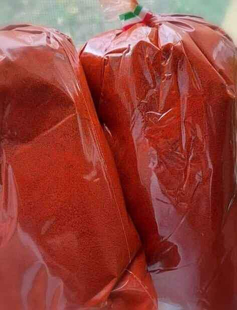 El pimiento dulce Kalocsa molido de cosecha propia de este año que se muestra en las imágenes está a la venta a 4.800 HUF/kg
