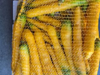 Estoy vendiendo zanahorias amarillas. Embalado en bolsas raschel de