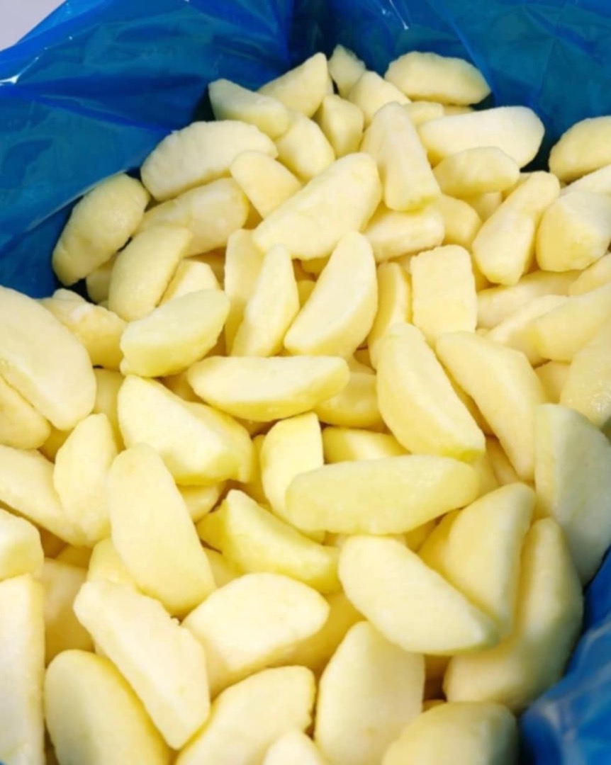 Oferta de productos •Dados de manzana congelados – 5,00 PLN/kg •Segmentos de manzana congelados (4, 8, 12, 16 piezas) – 4,90 PLN/kg •Manzana media congelada –