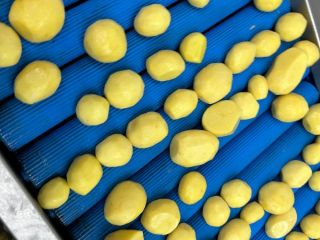 Patatas peladas. Envasadas al vacío. Color amarillo, clase de