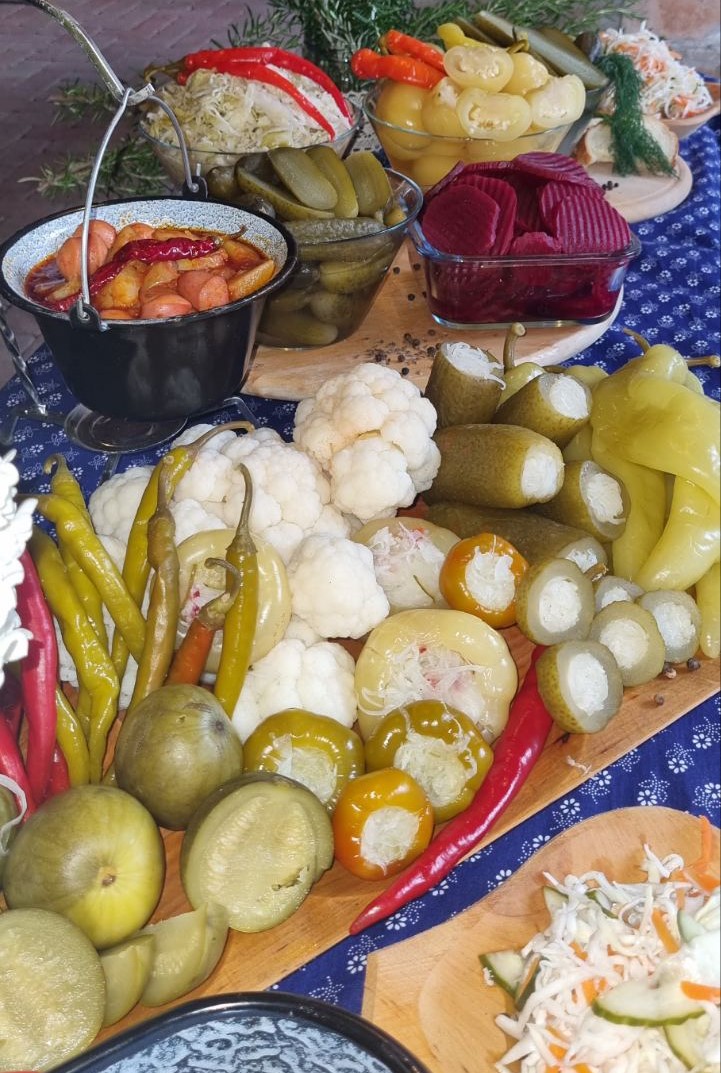 Nuestra empresa es uno de los mayores productores y distribuidores de encurtidos con recetas tradicionales en la ciudad de Vecses, Hungría