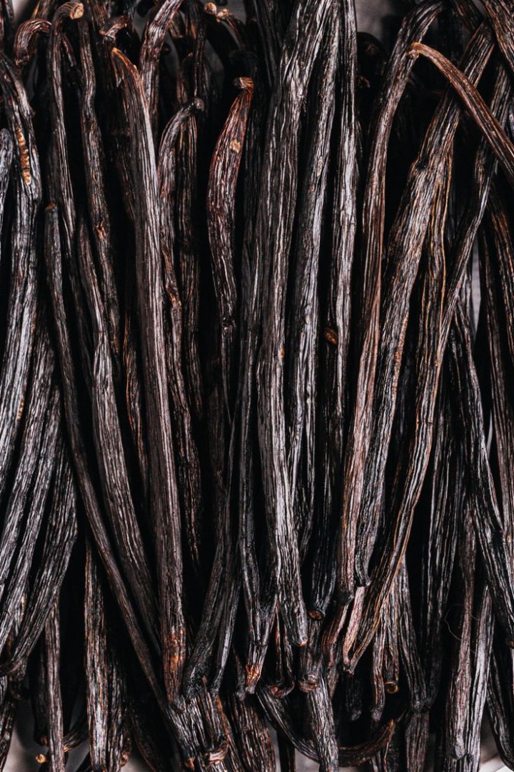 Nuestras vainas de vainilla de Madagascar de primera calidad son el epítome de la calidad y el sabor, obtenidas directamente de los exuberantes campos de