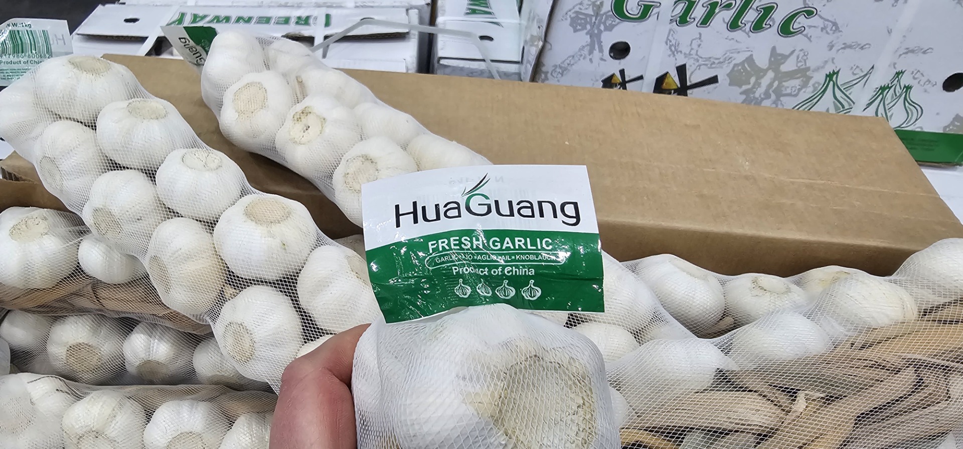 Tengo grandes cantidades de ajo chino seco, disponible en varias variantes de embalaje: 20 x 500 g 40 x 250 g 10 kg suelto Trenzado 10 x 1 kg Pelado 10 x 1 kg