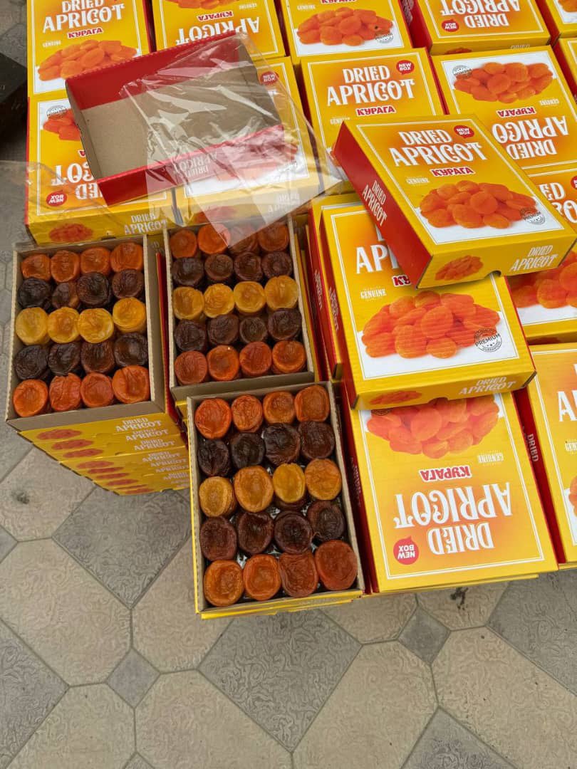 Pasas negras, amarillas, marrones Albaricoque seco natural Albaricoque fresco Exportación Tamaño 40+ Empaque caja de plástico "FREEZE DRIED FRUITS" LLC
