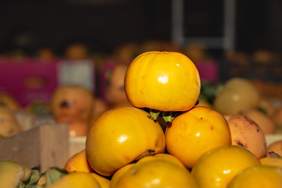 Caqui seco – naturalmente dulce, sin azúcar añadido: • 250 g → 6 € • 1 kg → 20 € Caqui fresco (normal) – directamente del árbol, lleno de sabor: • 2 €/kg