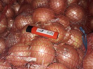 El productor vende cebollas de la cosecha de 2025.