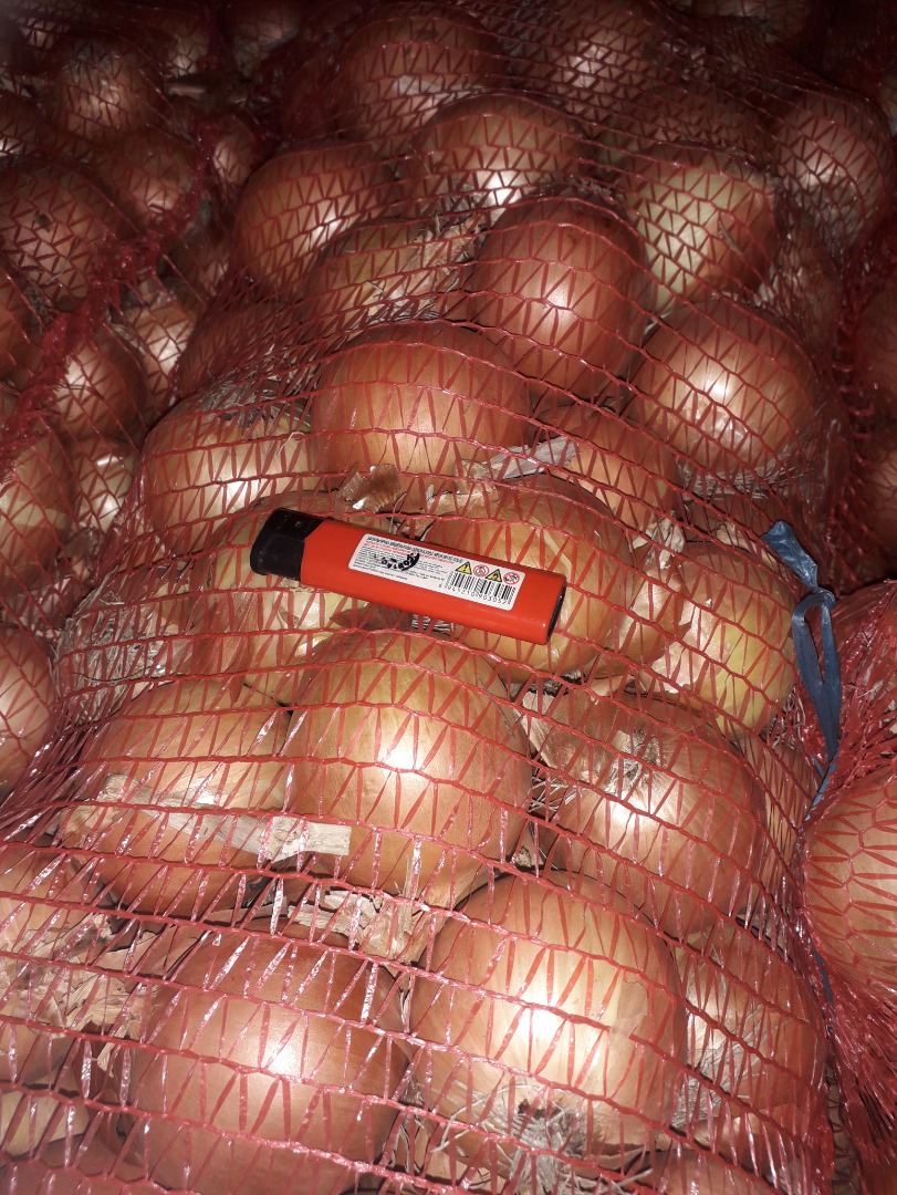 El productor vende cebollas de la cosecha de 2025