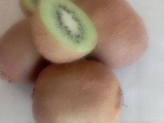 Kiwi verde ecológico, muy dulce , totalmente libre de
