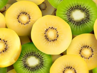 El kiwi dorado (verdoso) tiene una piel lisa de