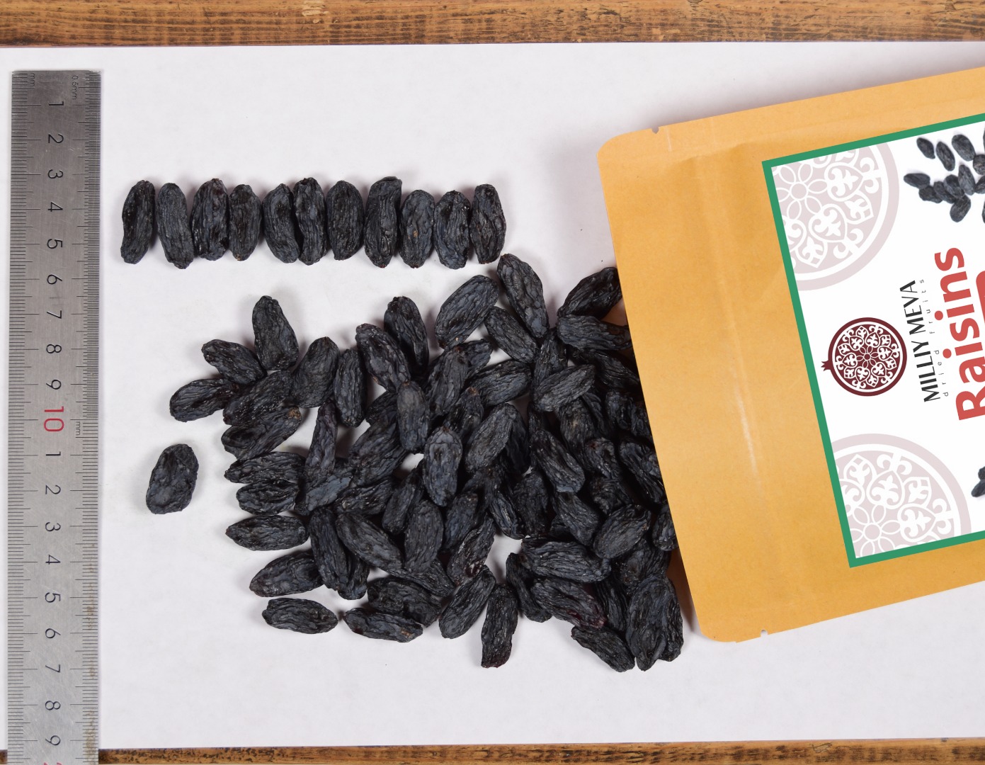 Pasas negras de Uzbekistán, producidas a partir de uvas secadas al sol de forma natural