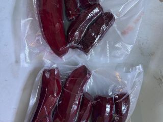 Vendo remolachas rojas alargadas de la variedad Alto, peladas