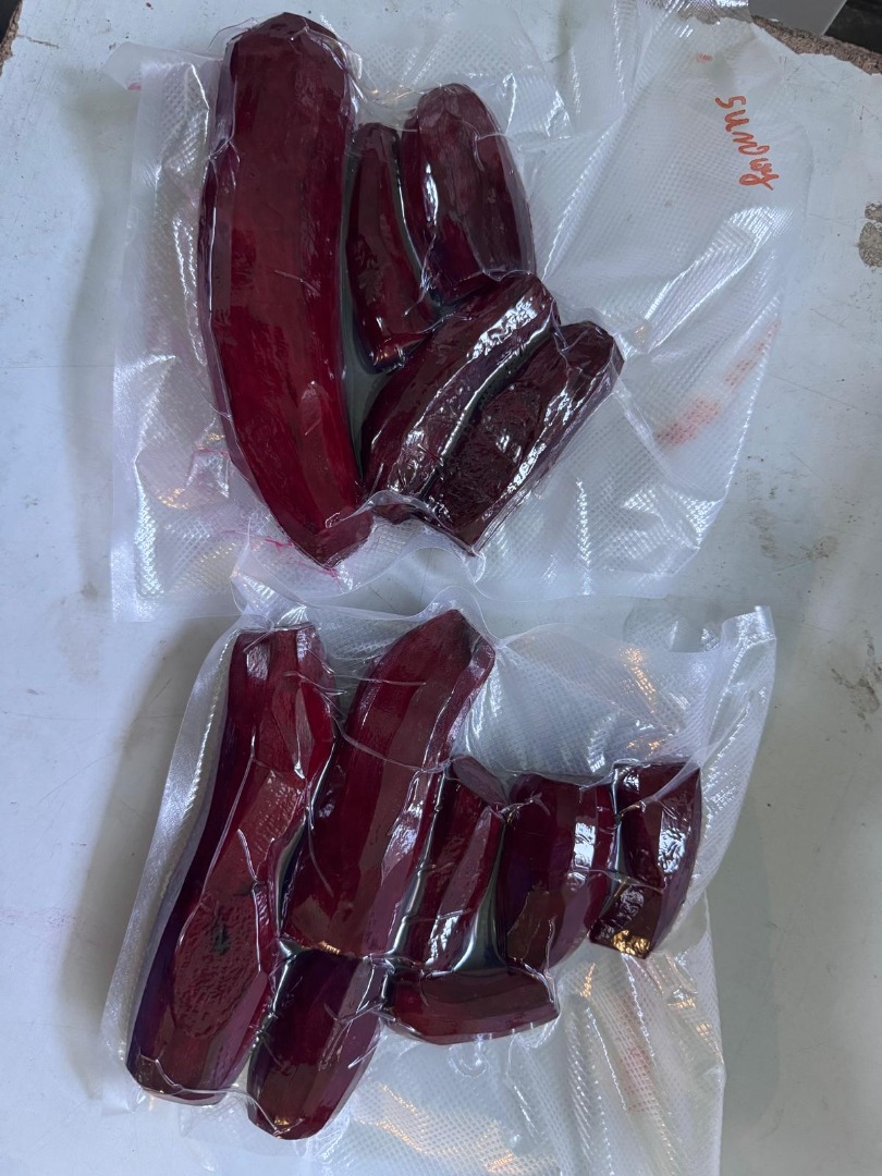 Vendo remolachas rojas alargadas de la variedad Alto, peladas a mano y envasadas al vacío