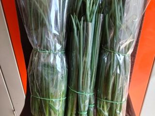Hola. Vendo cebollino recién cosechado, preparado por encargo, directamente