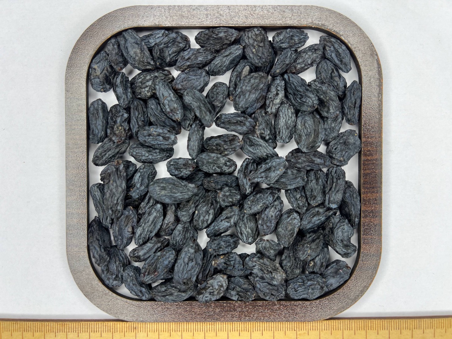 Pasas negras (secadas a la sombra) — AFI AGRO Uzbekistan Pasas negras de primera calidad, secadas naturalmente a la sombra para preservar su rico color