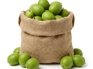 Nueces verdes frescas y jóvenes a la venta, cosecha