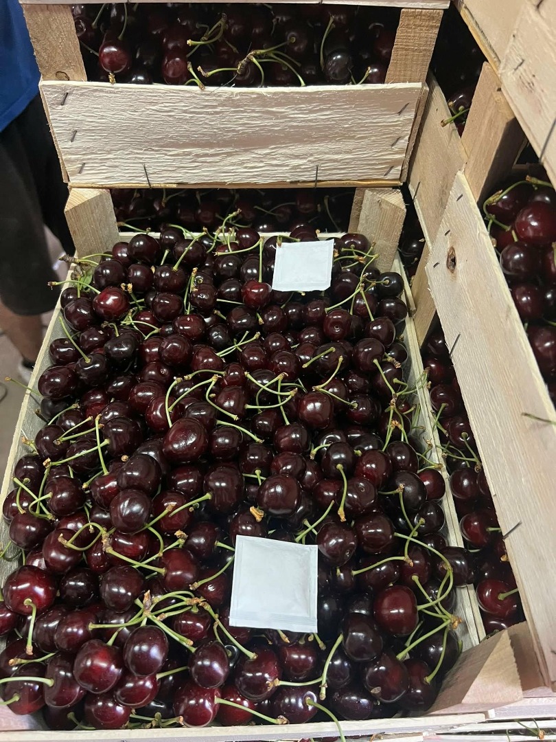 Hola, actualmente tenemos 50 toneladas de cerezas dulces frescas en stock, listas para cargar y exportar
