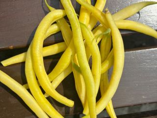 Se venden diversas cantidades de frijoles.