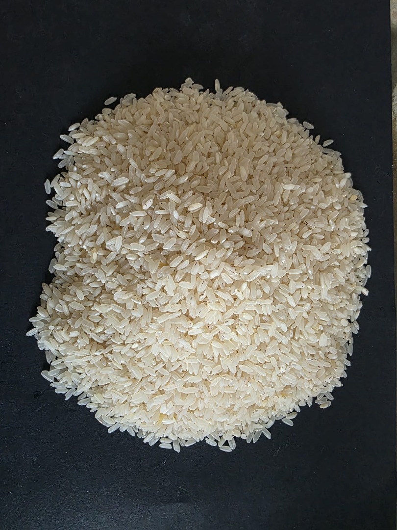 Arroz de pienso partido a la venta, se puede envasar en sacos de 25 kg o enviar en un saco grande sobre un palé