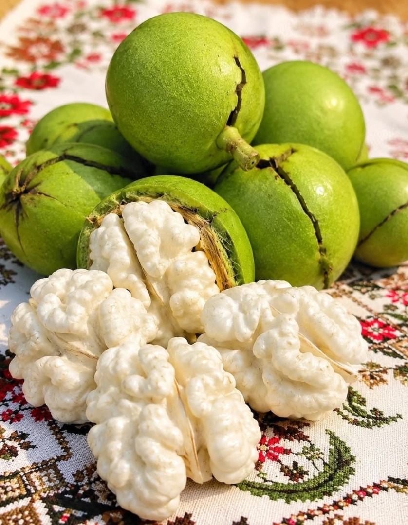 Nueces rumanas – 20 TM/mes Ofrecemos nueces rumanas de primera calidad, aptas para consumo humano, disponibles en: • Extra ligeras y ligeras • Mitades (1/2) •