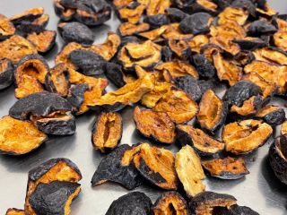 Ofrecemos trozos de ciruela liofilizados, producidos por una empresa